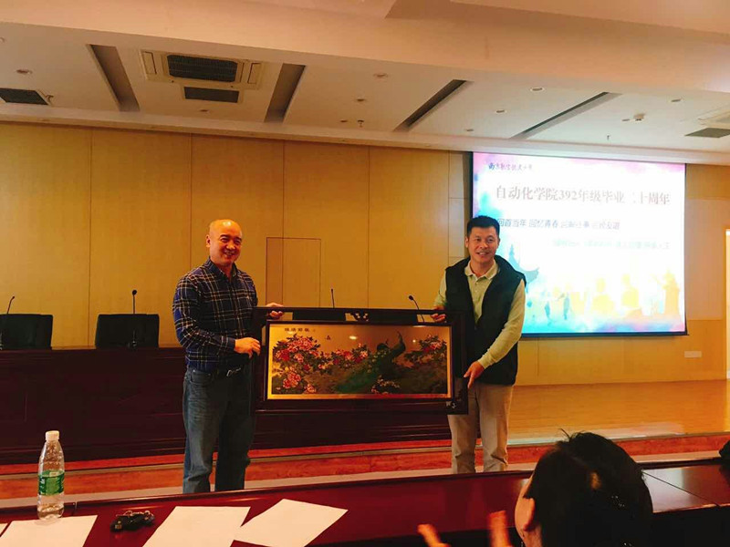 9. 392级校友赠送铜版挂画留念_副本.jpg